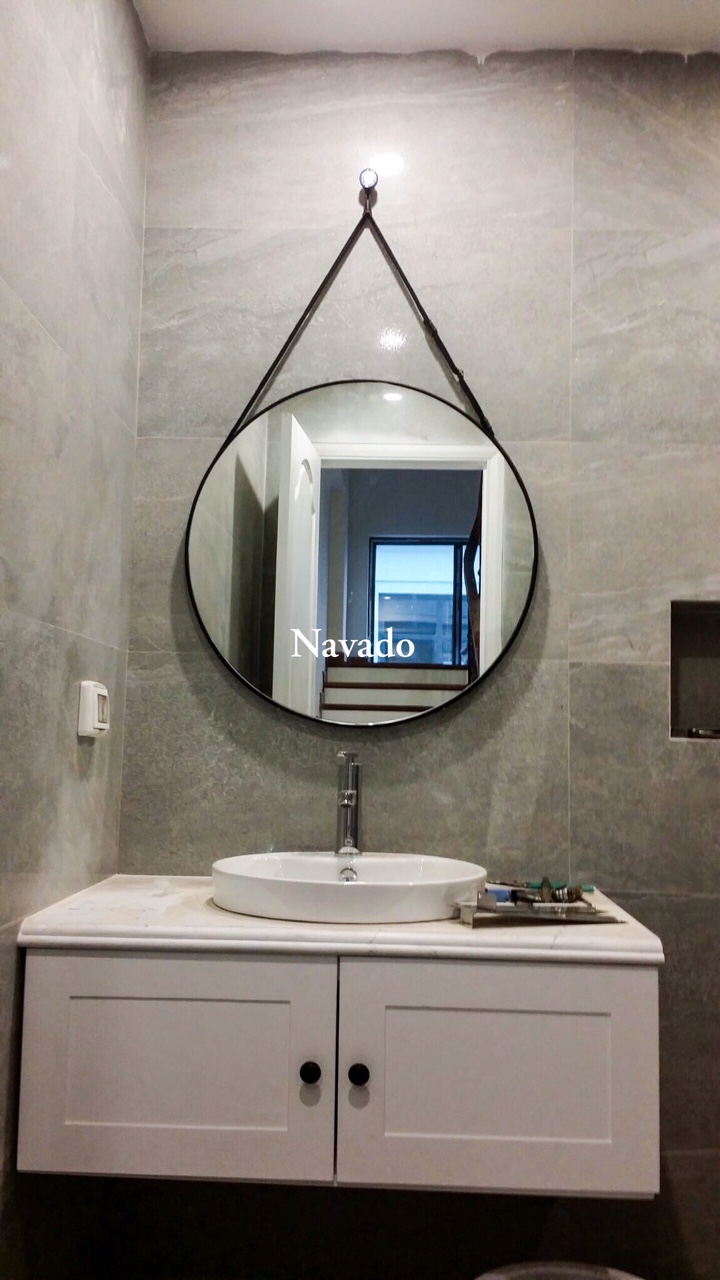 Không gian nhà tắm của bạn sẽ trở nên đẳng cấp và hiện đại hơn bao giờ hết với Gương nhà tắm Navado dây da treo. Thiết kế tinh tế kết hợp với chất liệu da bền chắc sẽ tạo nên một món đồ nội thất vừa thẩm mỹ lại vô cùng tiện ích. Hãy nhanh chóng thưởng thức hình ảnh sản phẩm để cảm nhận sự đổi mới cho phòng tắm của bạn.