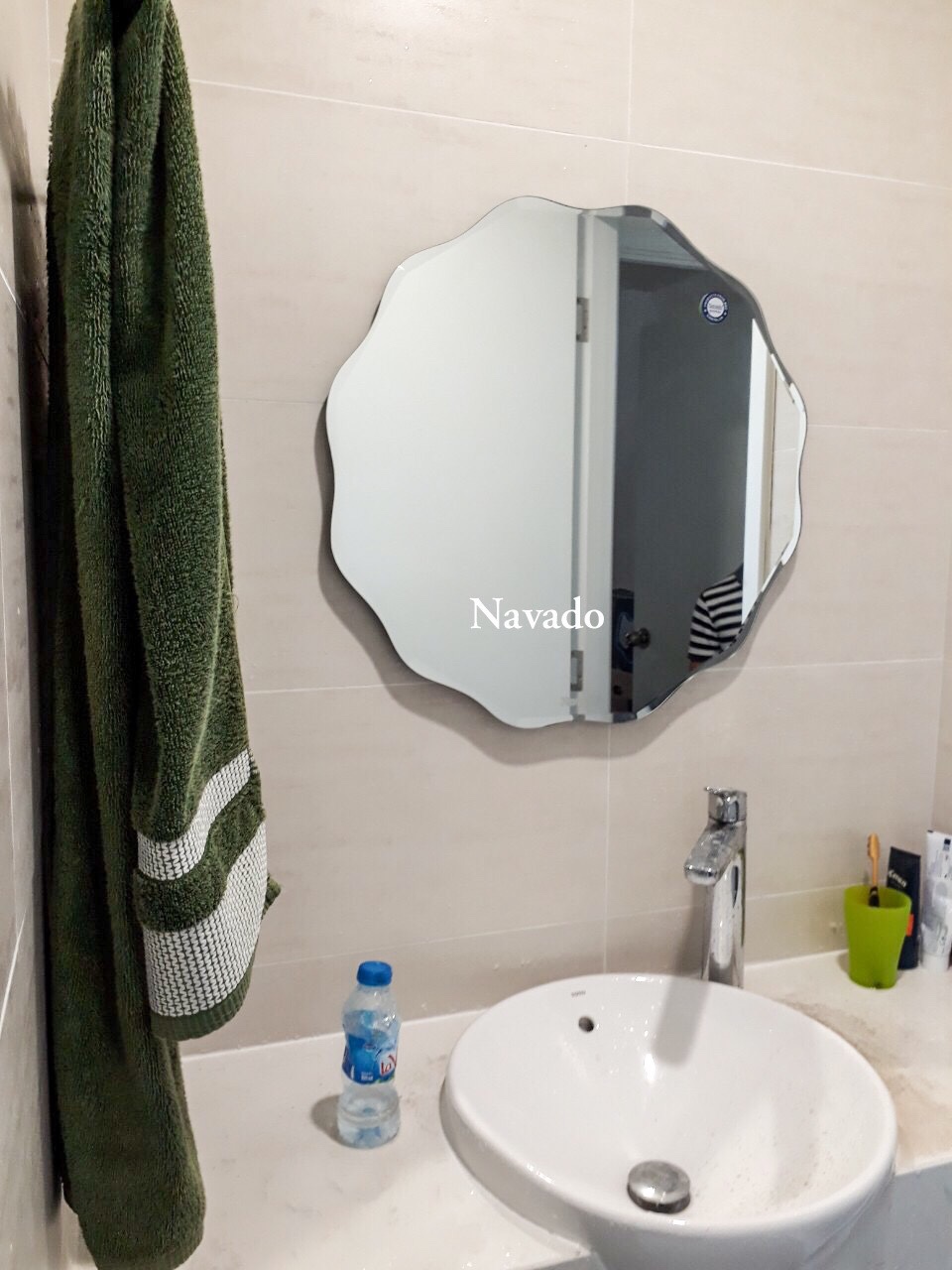 Gương tròn mài vát nghệ thuật Navado 2024: Đến với Navado, bạn không chỉ tìm được các sản phẩm nội thất chất lượng cao, mà còn được trải nghiệm thế giới nghệ thuật độc đáo. Gương tròn mài vát nghệ thuật của Navado sẽ khiến bạn trầm trồ ngắm nhìn vẻ đẹp tinh tế được tạo nên từ đường nét tinh tế và sự tinh tế từng chi tiết. Điểm nhấn ấn tượng trong không gian của bạn.