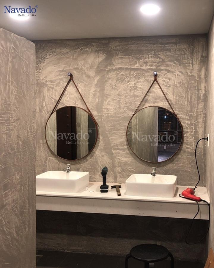 Xem thiết kế phòng tắm với gương tròn dây da tại Vinhome Hải Phòng
