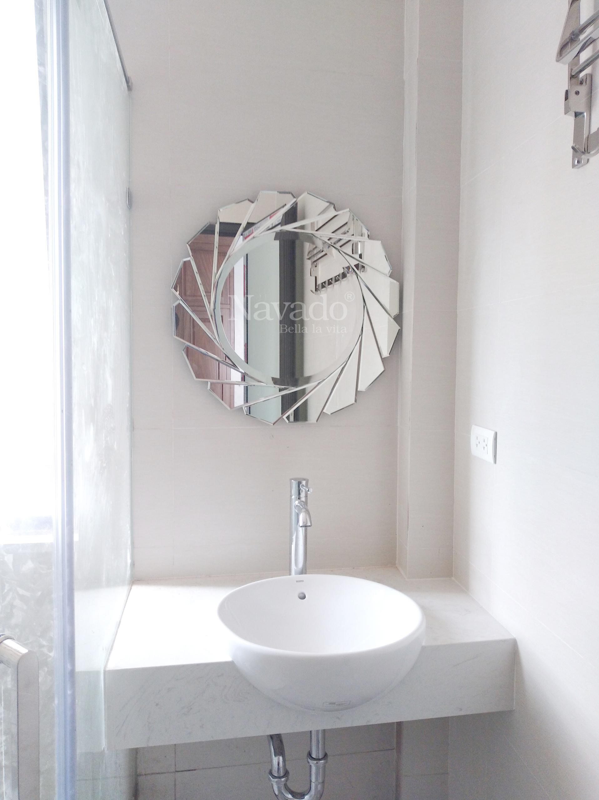 Gương nhà tắm nghệ thuật có đặc trưng là sự sáng tạo, tinh tế và đẳng cấp. Những mẫu gương nhà tắm này được chế tác bằng tay, tạo nên những chi tiết độc đáo và đẹp mắt. Hãy chiêm ngưỡng hình ảnh gương nhà tắm nghệ thuật để cảm nhận sự độc đáo và tinh tế trong sản phẩm này.