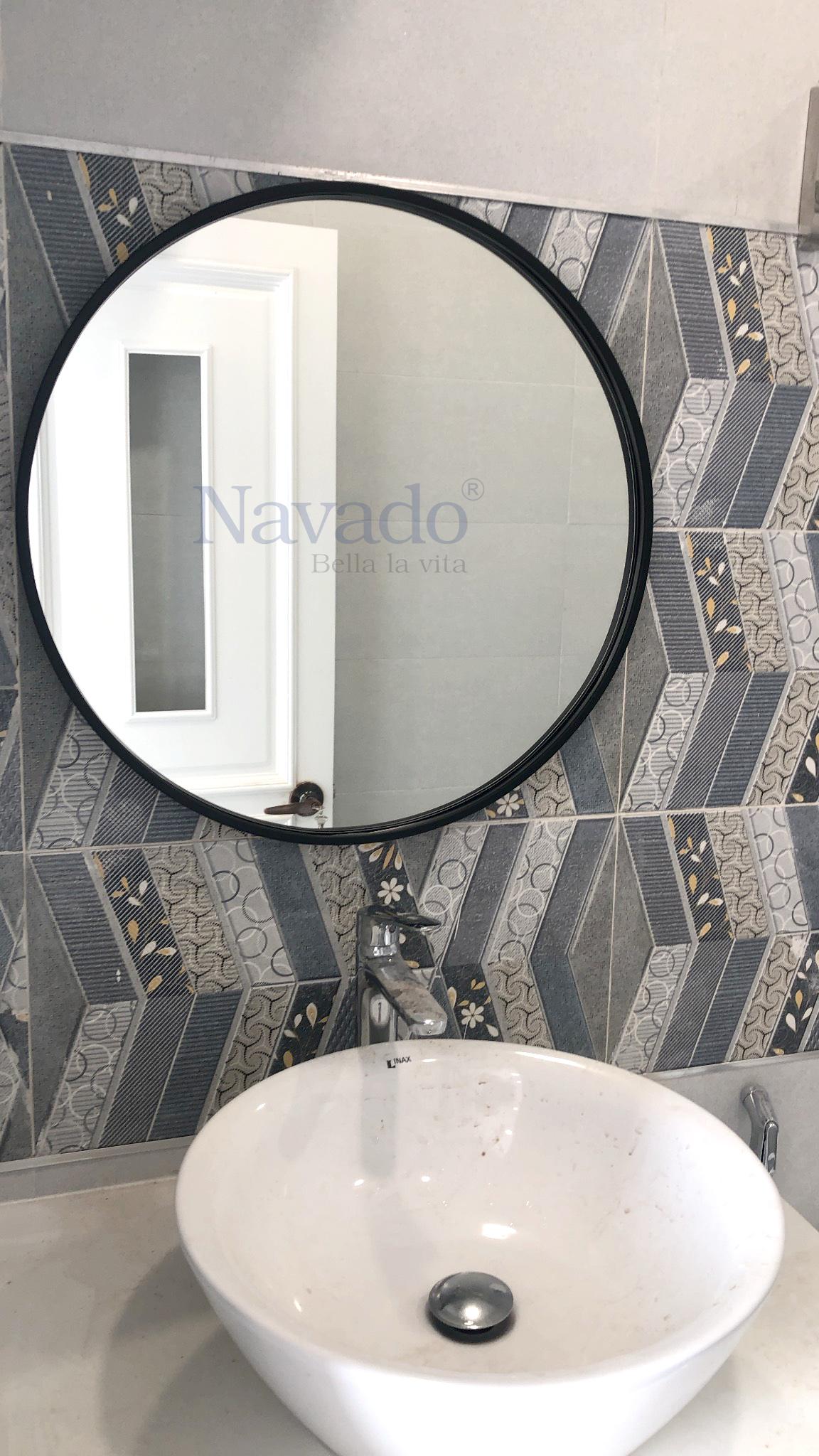 Nếu bạn đang tìm kiếm một gương nhà tắm độc đáo, vừa trang nhã và tiện lợi, gương tròn treo tường chính là lựa chọn hoàn hảo. Với thiết kế nhỏ gọn và thanh lịch, bạn có thể dễ dàng treo lên bất cứ vị trí nào trong phòng tắm.