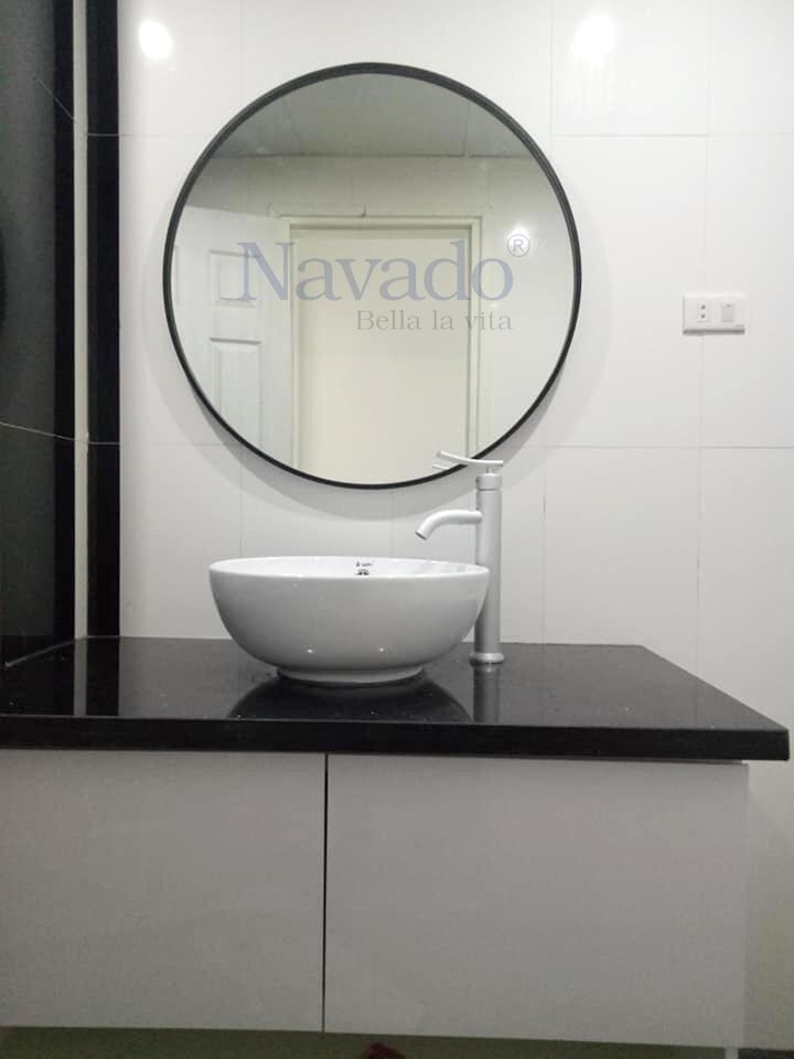 Gương trang trí nhà tắm Navado với thiết kế độc đáo và tinh tế sẽ mang lại cho không gian tắm của bạn sự đẳng cấp và sang trọng. Sản phẩm được làm hoàn toàn bằng chất liệu kính cao cấp và độ bền vượt trội, giúp bạn yên tâm sử dụng trong nhiều năm tới. Hơn nữa, với các hoa văn trang trí đa dạng và phong phú, sản phẩm này sẽ khiến cho không gian tắm của bạn trở nên độc đáo và cá tính.