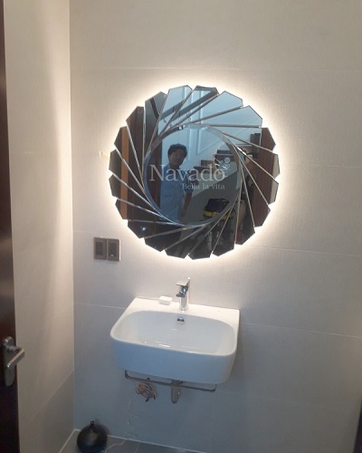 Gương phòng tắm đèn Led Diana là một lựa chọn đáng giá cho phòng tắm của bạn. Với đèn Led sáng và thiết kế tối giản, gương Diana sẽ làm bừng sáng không gian của bạn trong nháy mắt. Sang trọng và hiện đại, hãy nhanh tay đặt mua ngay hôm nay!
