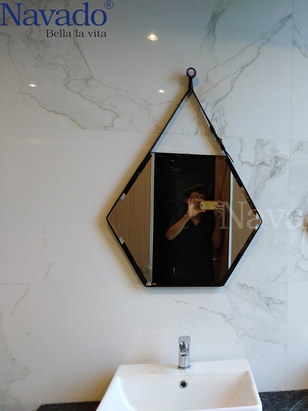 gương phòng tắm lục giác dây da đen